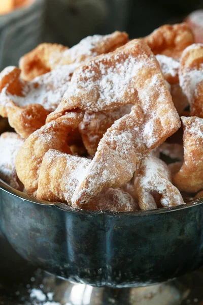 Celebração de quinta-feira gorda - biscoitos de asas de anjo tradicionais — Fotografia de Stock