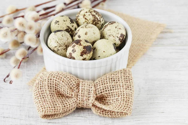 Bowl with quail egg decorated with jute bow. Easter decorations — Stock Photo, Image