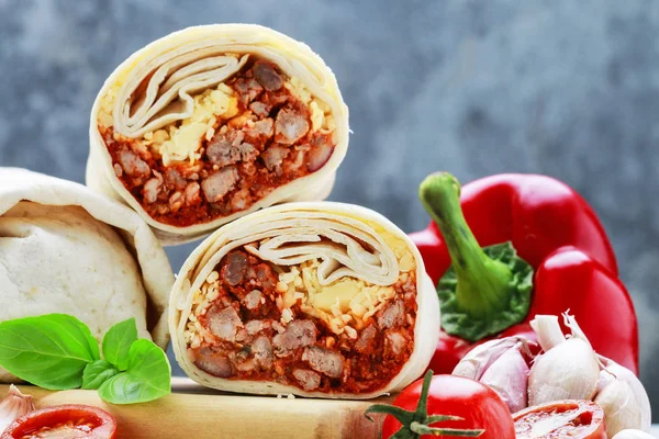 Bir burrito - ile bir un tortilla oluşan Meksika çanak — Stok fotoğraf