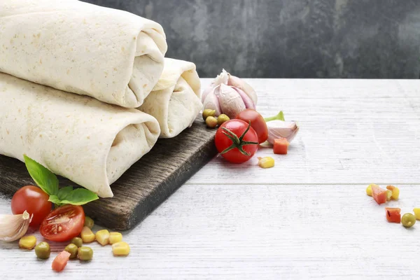 Un burrito - piatto messicano che consiste in una tortilla di farina con — Foto Stock