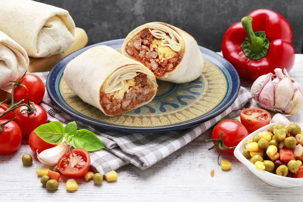 Een burrito-Mexicaans gerecht dat bestaat uit een meel tortilla met — Stockfoto