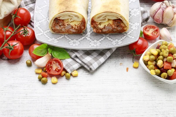 Um burrito - prato mexicano que consiste em uma tortilla de farinha com — Fotografia de Stock