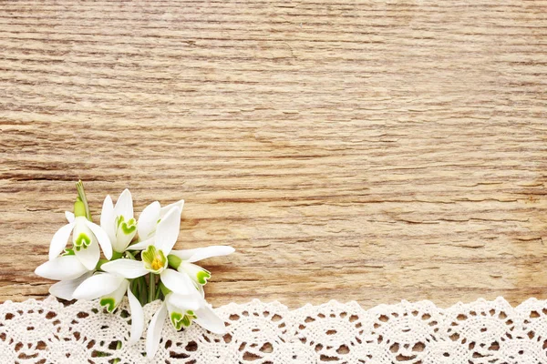 Bukiet kwiatów śniegu (Galanthus nivalis) na drewnianym ekspresyjne — Zdjęcie stockowe