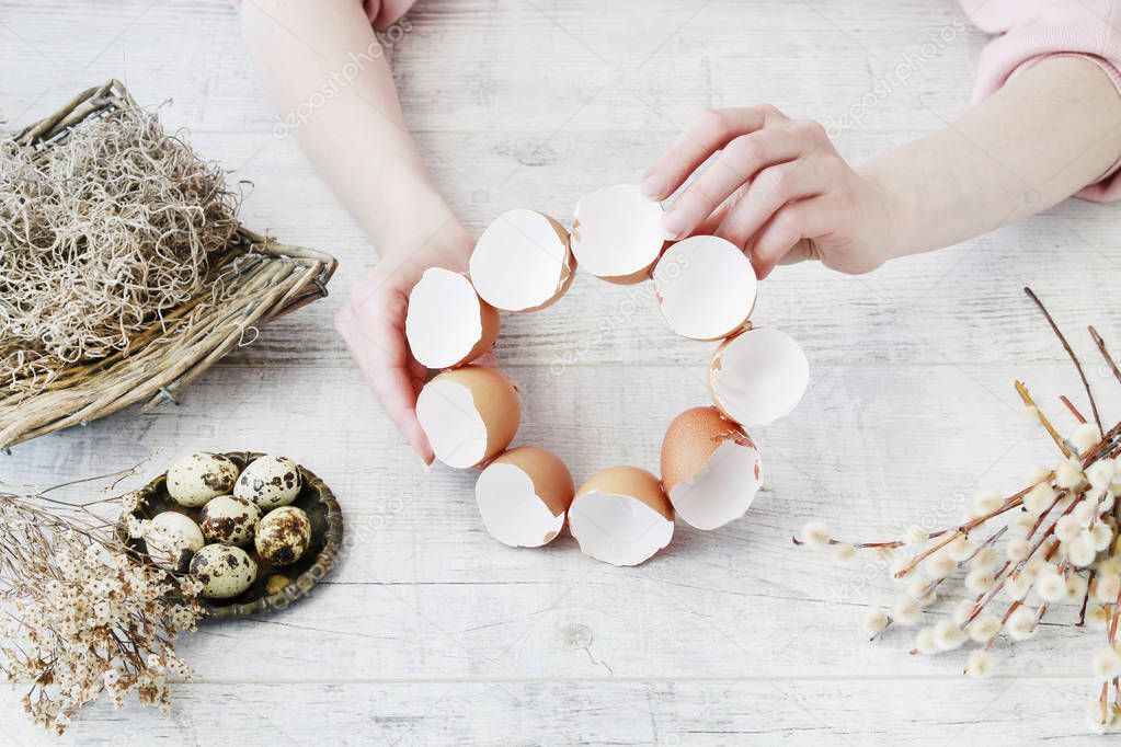 How to make Easter table decoration with egg shells, spanish mos