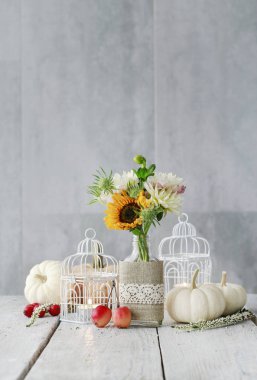 Ayçiçeği ve dahlias ile masa dekorasyonu. Vin içinde Mumlar