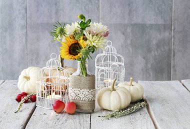 Ayçiçeği ve dahlias ile masa dekorasyonu. Vin içinde Mumlar