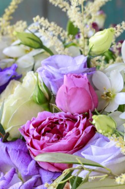 Gül, eustoma, karanfil ve spiraea ile çiçek arka plan. 