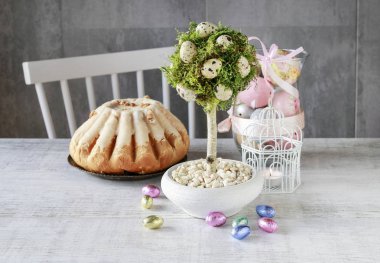 Yosun ve bıldırcın gibi ağaç şeklinde Güzel Paskalya dekorasyon