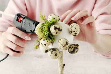 Yosun ile ağaç şeklinde güzel Paskalya dekorasyon yapmak için nasıl 