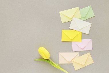 Gri kağıt arka plan üzerinde renkli zarflar, kopyalama alanı.