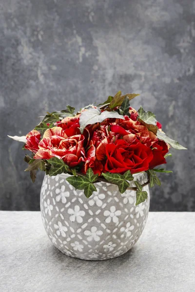 Cómo hacer una hermosa decoración con rosas y hojas de hiedra, tut —  Fotos de Stock
