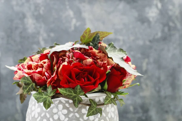 How to make beautiful decoration with roses  and ivy leaves, tut — Stock Photo, Image