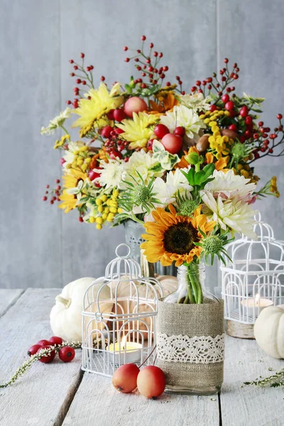 Schöne weiße Laterne, Blumen und Kürbisse auf dem Tisch — Stockfoto