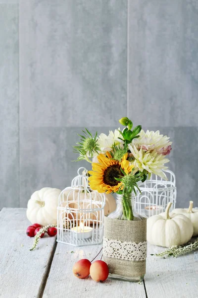 Tischdekoration mit Sonnenblumen und Dahlien. Kerzen drinnen — Stockfoto