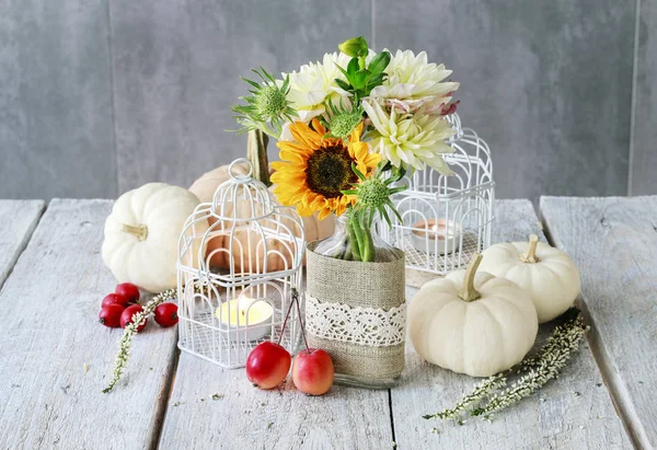 Tischdekoration mit Sonnenblumen und Dahlien. Kerzen drinnen — Stockfoto