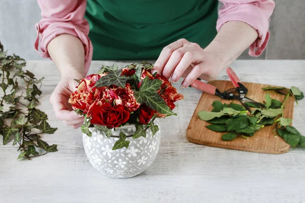 Hur man gör vacker dekoration med rosor och murgröna blad, Tut — Stockfoto