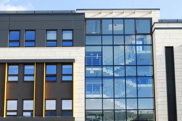 Façade en verre du bâtiment moderne. — Photo