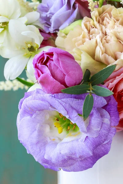 Blütenhintergrund mit Rose, Eustoma, Nelke und Spiraea. — Stockfoto