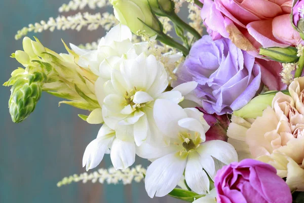 Blütenhintergrund mit Rose, Eustoma, Nelke und Spiraea. — Stockfoto