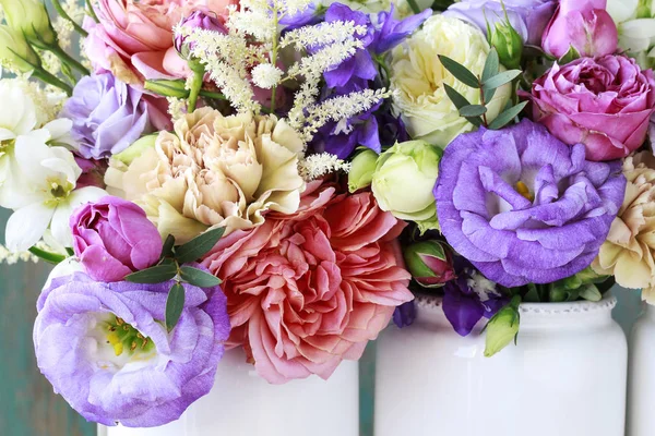 Fondo floreale con rosa, eustoma, garofano e spiraea . — Foto Stock