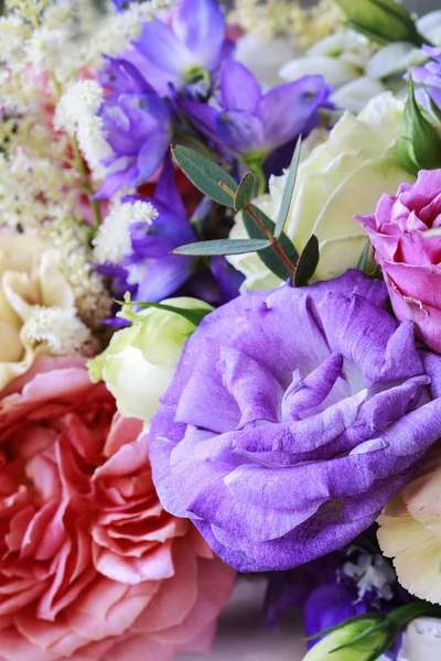 Blütenhintergrund mit Rose, Eustoma, Nelke und Spiraea. — Stockfoto