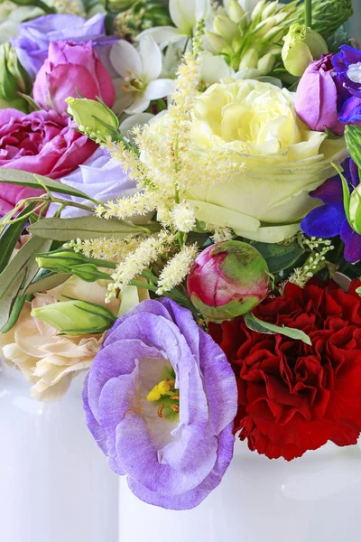 พื้นหลังดอกไม้ที่มีกุหลาบ, eustoma, carnation และ spiraea . — ภาพถ่ายสต็อก