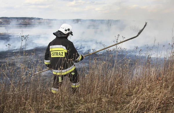 KRAKOW, POLONIA - 11 de marzo de 2018: Los bomberos luchan con fuego — Foto de Stock