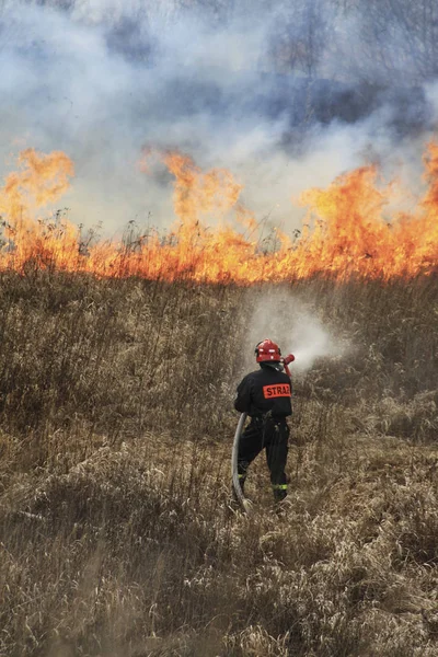 Krakow, Polen-11 mars 2018: brandmän slåss med eld — Stockfoto