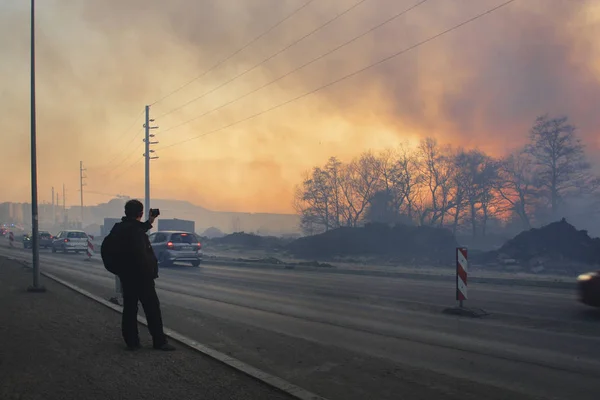 KRAKOW, POLONIA - 28 de marzo de 2012: El hombre está tomando una foto — Foto de Stock