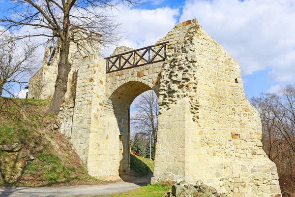 DOBCZYCE, POLÓNIA - MARÇO 20, 2019: Ruínas de um castelo medieval — Fotografia de Stock