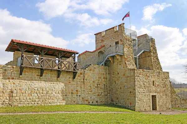 Dobczyce, Polsko-20. března 2019: zřícenina středověkého hradu — Stock fotografie