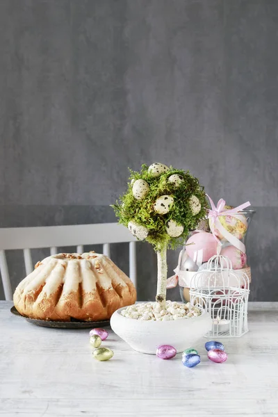 Hermosa decoración de Pascua en forma de árbol con musgo y codorniz, por ejemplo — Foto de Stock