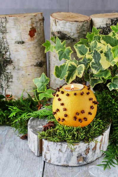 Апельсиновый шар со свечой на деревянном столе . — стоковое фото
