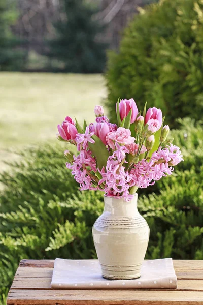 꽃다발 모양의 아름다운 봄 꽃들. — 스톡 사진