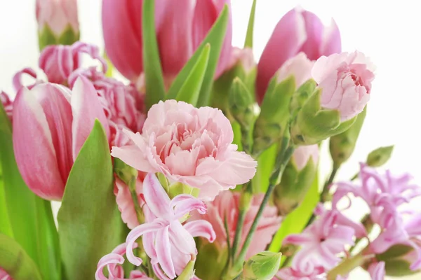 Schöner Strauß Frühlingsblumen. — Stockfoto