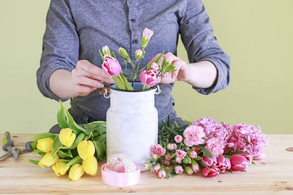 Mujer muestra cómo hacer ramo de primavera con tulipán, jacinto y —  Fotos de Stock