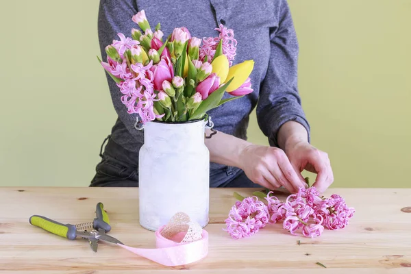 Mujer muestra cómo hacer ramo de primavera con tulipán, jacinto y — Foto de Stock