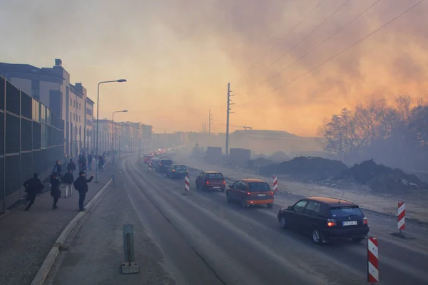 KRAKOW, POLONIA - 28 de marzo de 2012: gran incendio en la finca europea — Foto de Stock