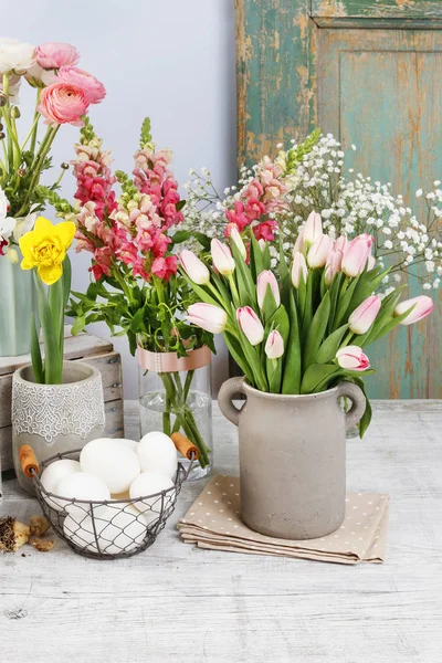 봄 꽃의 많은 종류. 홈 데코레이션. — 스톡 사진