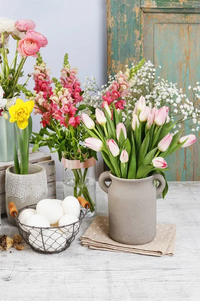 Många sorter av vårblommor. Heminredning. — Stockfoto