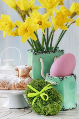 Kuzu kek, nergis ve yosun yumurta buketi ile Paskalya tablo.