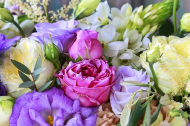 Gül, eustoma, karanfil ve spiraea ile çiçek arka plan. 