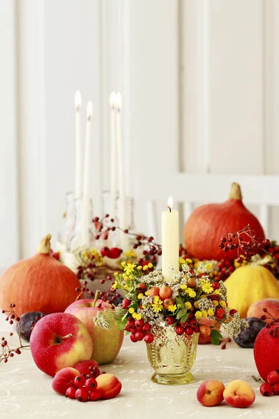 Suporte de vela de outono decorado com rosa quadril, bagas de espinheiro a — Fotografia de Stock