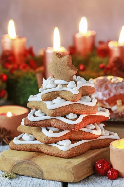 Gingerbread christmas tree. Beautiful xmas dessert. — Stock Photo, Image