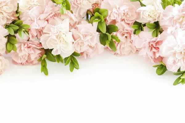 Bloemenarrangement met roze anjer en groene buxus — Stockfoto