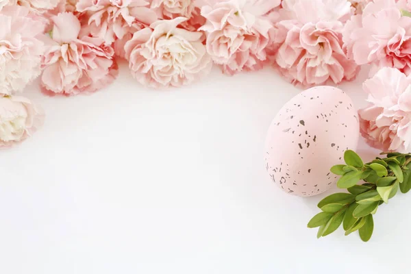 Påsk dekoration med rosa nejlika blommor, målade ägg och b — Stockfoto
