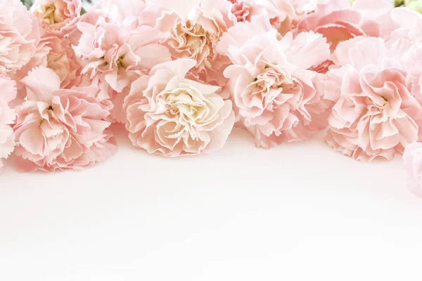 Květinové dekorace růžovým karafiátu — Stock fotografie