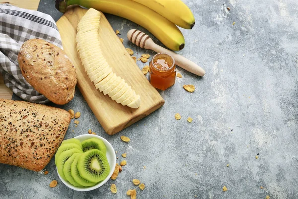 Breakfast time: fruits, buns and honey. — Stock Photo, Image