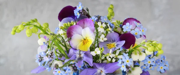 Pansy, forget-me-not, фіолетовий і лілія квітів долини в — стокове фото