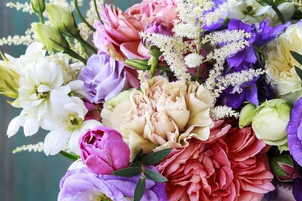 Fondo de flores con rosa, eustoma, clavel y espiral . — Foto de Stock